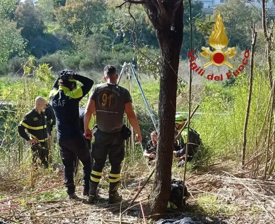 Rome, woman crashes into an unmarked pit: recovered and transported to the hospital