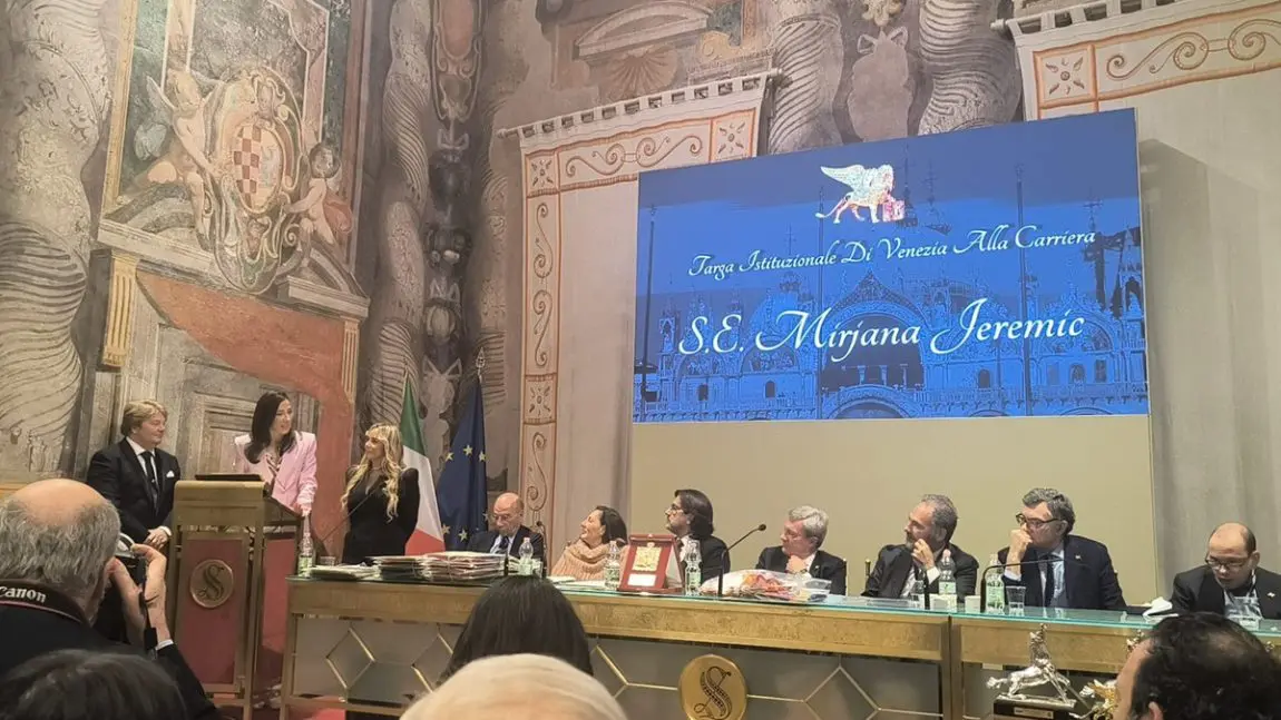 To the Ambassador of Serbia Mirjana Jeremic la Targa di Venezia – Leone di San Marco