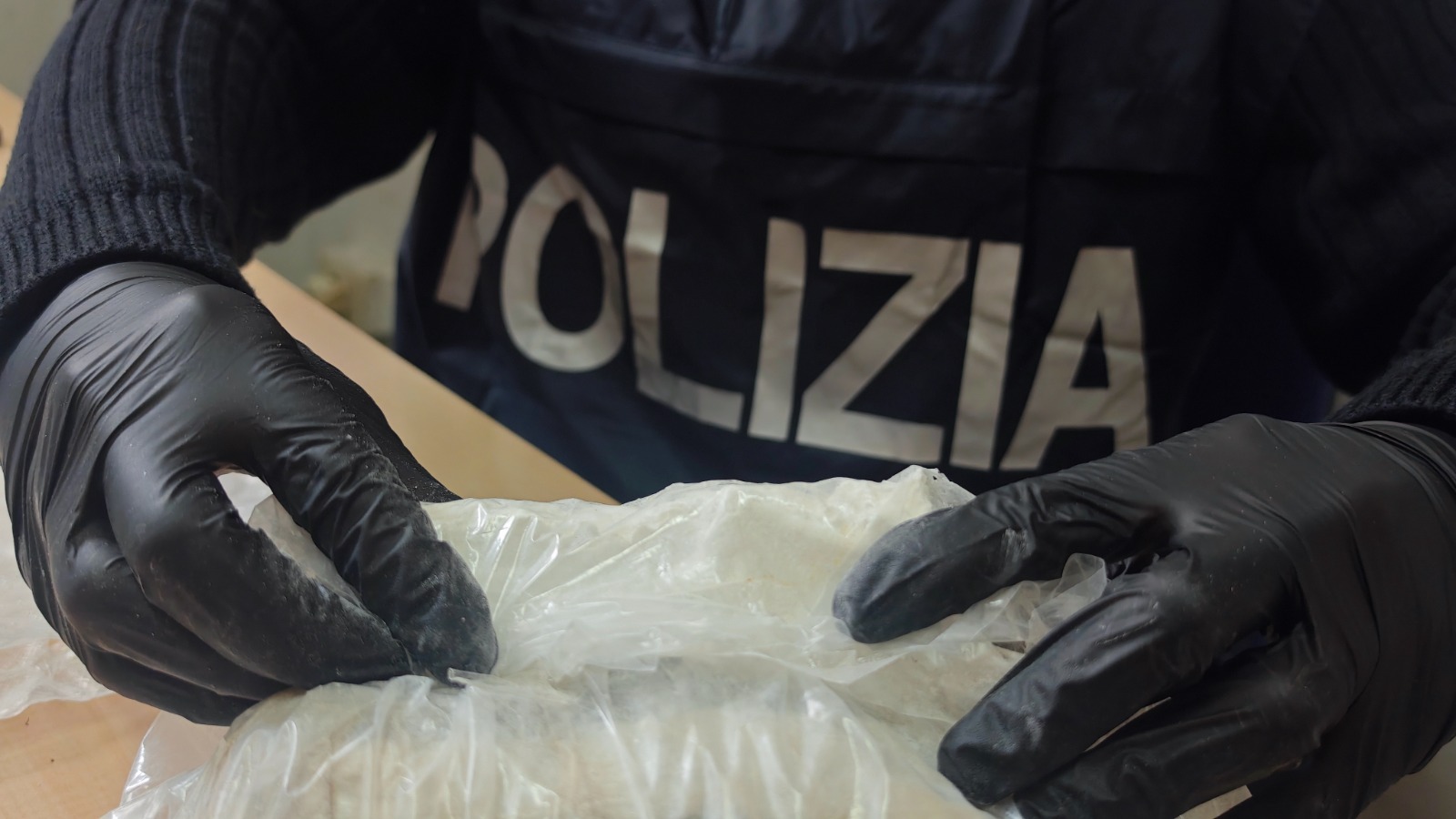 Drug caveau hidden in the house at Quarticciolo, a stop in Rome